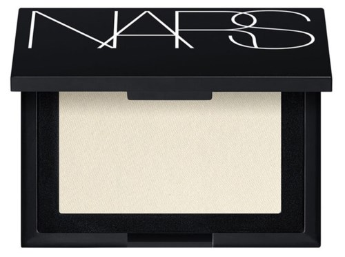 En NARS makeup-compacta med ett vitt puder inuti, svart fall och NARS-logga på locket.