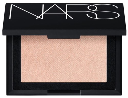 Ett NARS ansiktspuder eller rouge i en svart förpackning med varumärket på locket.