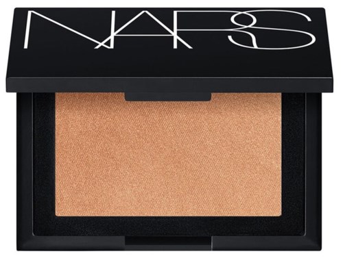 En NARS sminkkompakt med beige puder inuti och ett svart fodral med vitt NARS-logotyp på toppen.