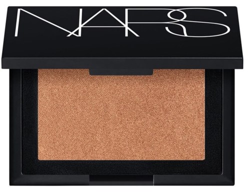 En NARS-makeuppalett med beige puder inuti och ett svart lock med vitt text.