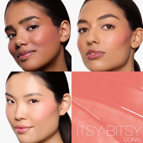 Fyra kvinnor med olika sminkstilar och en rosa bakgrund med texten ITSY BITSY CORAL.