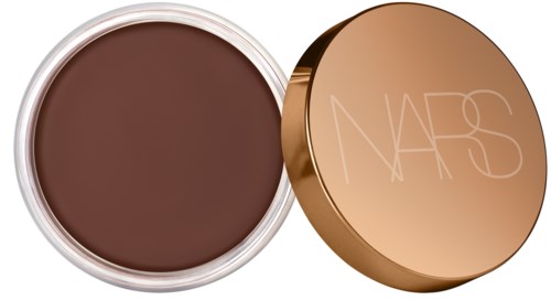 Ruskea voide tai geeli pyöreässä säiliössä, jossa on rosegold-kansi NARS-logolla.