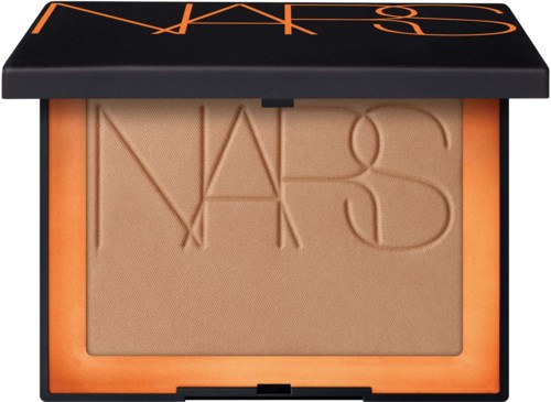 En NARS makeup-compact med präglad puder som visar varumärket. Svart och orange förpackning. Puddern är beige.
