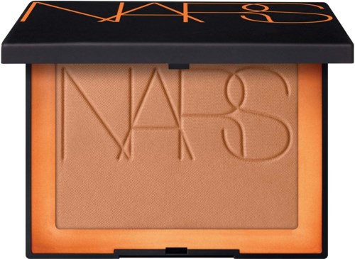 NARS-logga på ett svart lock öppnas till ett beige puder i en kompakt förpackning.