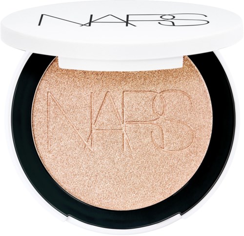 NARS-meikkipakkaus, jossa on hohtava beigen värinen korostustuote.