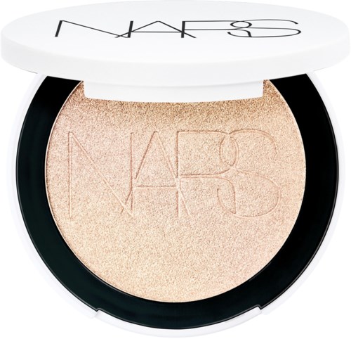 NARS-logo kohoillut vaalealle, hohtavalle meikkituotteelle ympyräisessä musta-valkoisessa kotelossa.