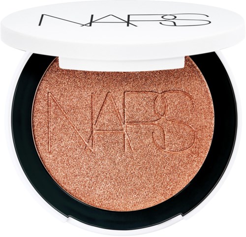 NARS-poskipuna metallisessa pakkauksessa, jossa on kultainen hohde. Tuotemerkki näkyy kannessa.