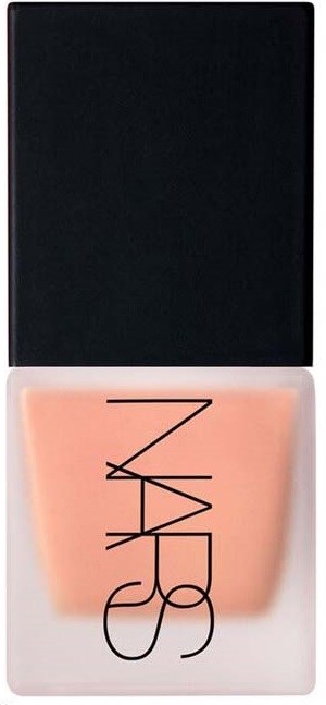 NARS-logga på en flaska med persikofärgad makeup eller foundation.