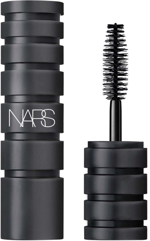 En svart mascara-flaska med en borste ovanpå, märkt NARS, står uprätt.