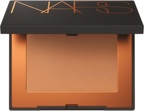 En NARS sminkcompact med ett beige, pressat puder inuti och ett svart och orange lock.