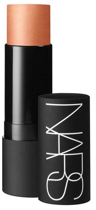 En beige makeup-sticka, delvis ut ur svart behållare med vitt NARS-logotyp.