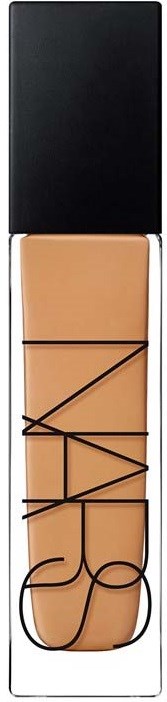 En NARS flytande foundationflaska med svart lock, beige vätska inuti och varumärket på framsidan.