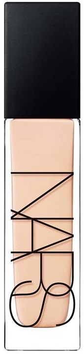 En tydlig flaska med flytande foundation, svart lock och NARS-logga på framsidan.