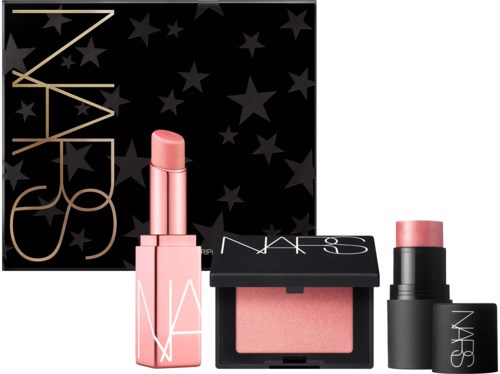 NARS sminkset innehåller ett rosa läppstift, rouge och en produkt i en svart penna med rosa topp.