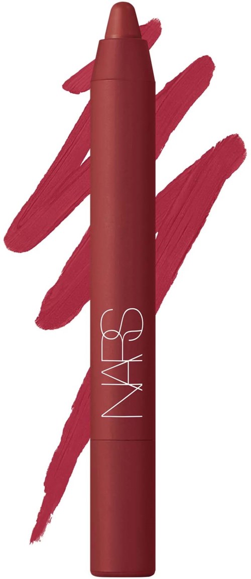 NARS huulipuna matta pinkki-punainen sävy ja brändin nimi sivulla sekä vaaleanpunaisia huulipunanäytteitä taustalla.