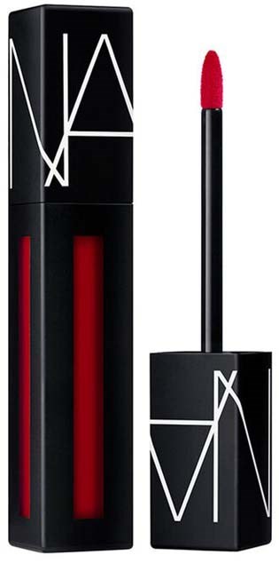 En svart läppstiftstift med märket NARS, visar rött läppstift inuti och på applikatorn.