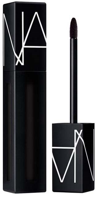 En svart läppglansbehållare med NARS-logotypen och en öppen applikator med en tippformad spets.