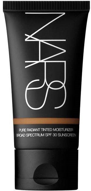 En svart tub med NARS märkt tinted moisturizer med SPF 30, med vitt text och ett brunt band nära botten.