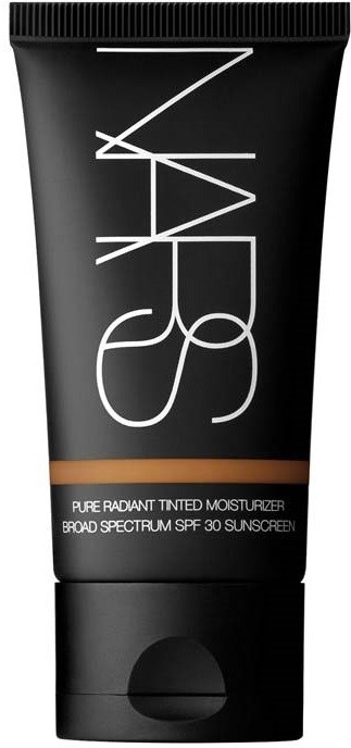 En svart tub med NARS tonad fuktkräm med SPF 30. Text nämner att den ger glans och skydd mot solen.