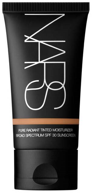 En svart tub med NARS tonad fuktighetskräm med SPF 30, med vit logotyp och beige band nära botten.