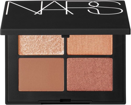 NARS-meikkipaletti, jossa on neljä sävyä, mukaan lukien hohtavat ja mattapinnat.