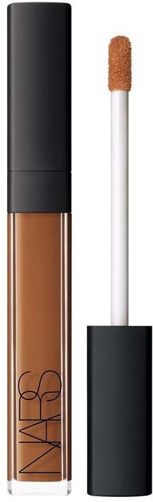 En tub med NARS concealer med appliceringsborste utanför locket.