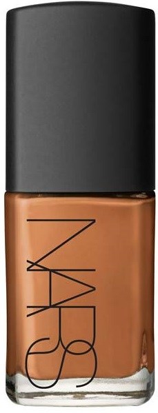 En flaska med foundation eller flytande makeup med mörk lock och NARS-logga på genomskinligt behållare.