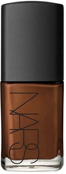 En brun NARS nagellacksflaska med svart lock. NARS-logotypen finns på flaskan.