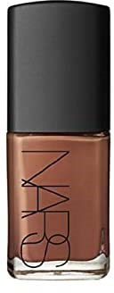 En NARS nagellackflaska med svart lock och beigefärgad lack.
