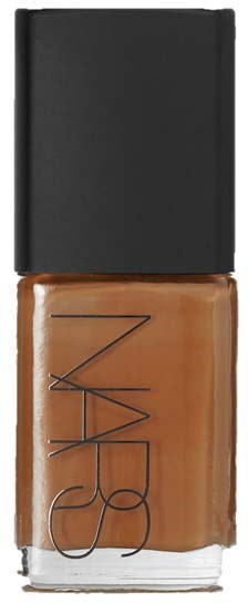 En brun nagellackflaska med svart lock och NARS-logga på fronten.