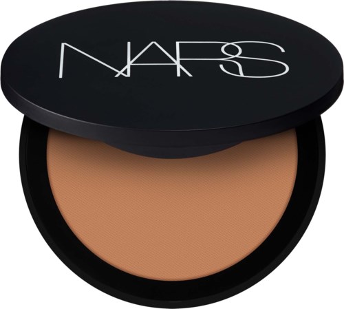  Kompakti, jossa beigeä jauhetta ja musta kansi, jossa NARS-logo.