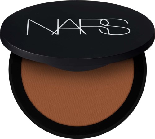 Pyöreä sarja, jossa on ruskea kasvonpuuteri sisällä, musta kansi, jossa valkoinen NARS-logo yläosassa.