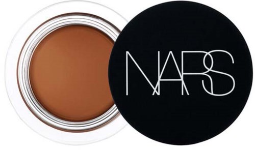 Ett kompakt brunt makeup-produktningslock med en svart lock som visar NARS-loggan.