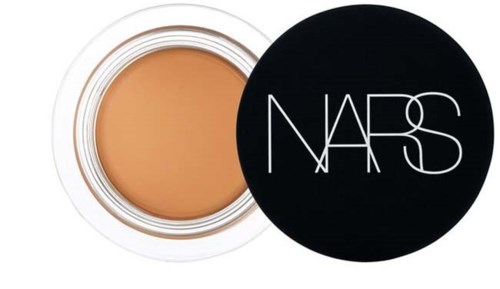 Ett litet runt behållare med foundation och svart lock med NARS-loggan.