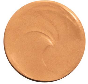 Ett runt, beigefärgat makeup-produkts med en slät yta och ett lätt virvlat mönster.