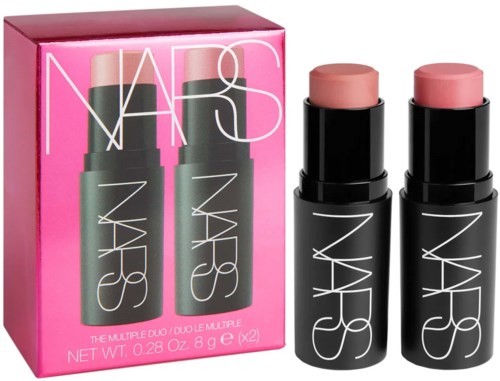 To NARS leppepomader i sorte rør med hvit logo og rosa lokk, sammen med en rosa eske med produktbilder.