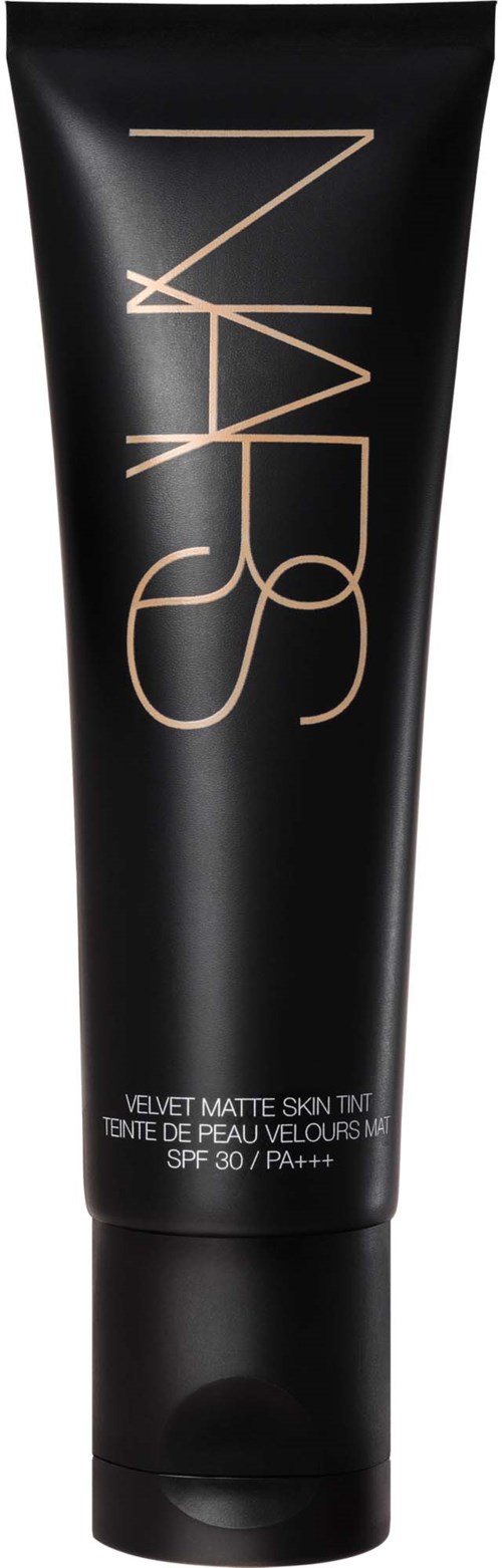 En svart tub med NARS skrivet vertikalt, märkt som velvet matte skin tint med SPF 30.