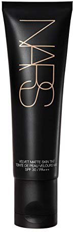 Svart tube med NARS-logga och produktnamn, märkt som Velvet Matte Skin Tint med SPF 30.