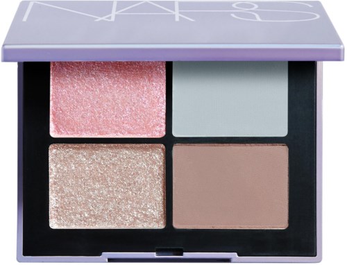 En sminke-palett med fire pudderskygger: rosa, lyseblå, glitter champagne og beige.