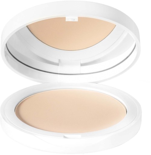 Een compacte poederdoos met spiegel en licht beige poeder erin.