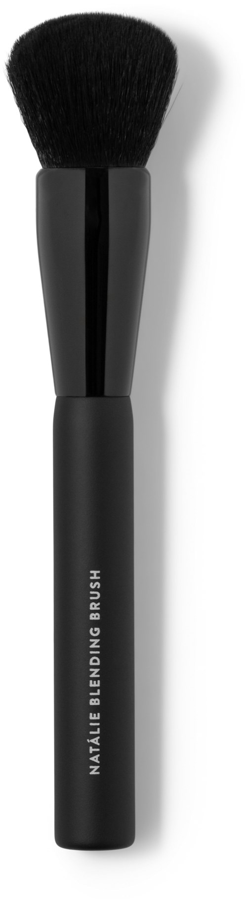 Een zwarte make-upkwast met zachte haren en een eenvoudige steel met de tekst "NATASKE BLENDING BRUSH,".