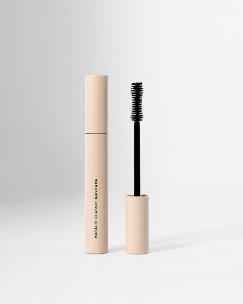 Een mascara-tube met een borsteltje ernaast, gemarkeerd 'MAZLI CLASSIC MASCARA', tegen een eenvoudige achtergrond.