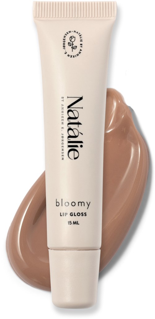 Een witte tube met 'Natkalie bloomy lip gloss' erop en een swatch van roze-bruin gloss erachter.
