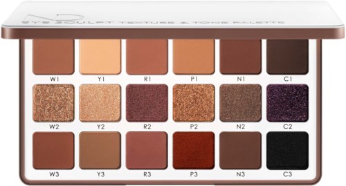 Eine Eyeshadow-Palette mit 15 Farben in matten und glitzernden Tönen, neutral und kräftig.