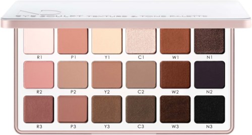 Ein Lidschatten-Palette mit 15 verschiedenen Farbtönen in Pink, Beige, Braun und Schwarz. Jeder Farbton hat eine Bezeichnung.