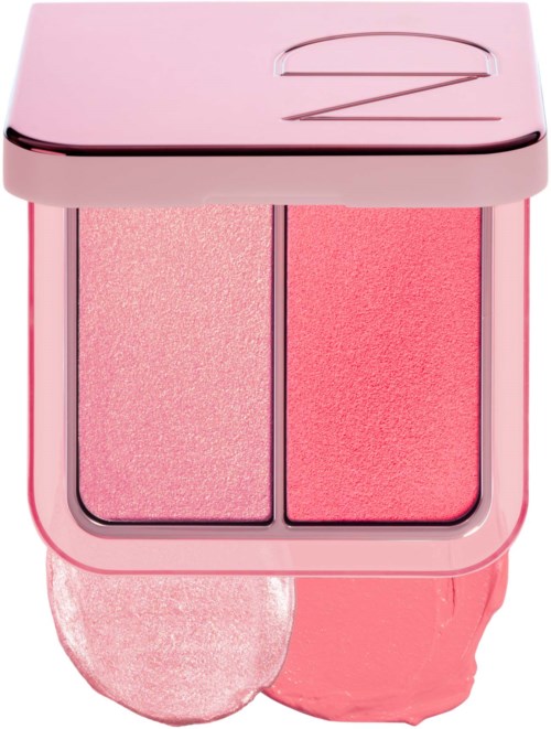 Ein rosa Make-up-Kommode mit zwei Rouge-Bereichen, einem hellen und einem dunklen, und einem kleinen Schwamm.