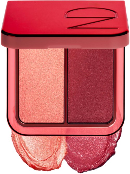 Ein pinkes Make-up-Compact mit zwei Rouge-Tönen, hell und dunkel, mit aufgetragenem Farbverlauf.