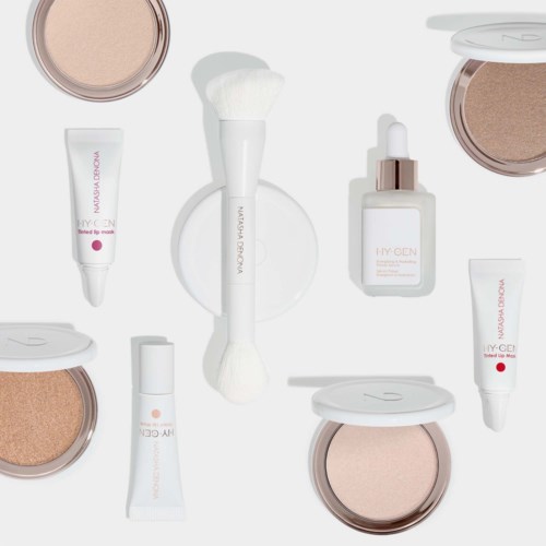 Eine Sammlung von Hautpflege- und Make-up-Produkten mit Pinseln, Cremes und Pudern in Weiß und Beigetönen.