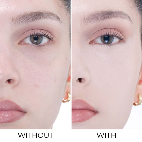 Vergleich eines Gesichts ohne und mit Make-up oder Hautpflege, zeigt klarere Haut im Bild mit.