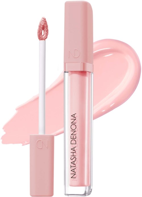 Ein rosa Lipgloss mit Auftragsapplikator, beschriftet mit Natasha Denona, vor einem hellrosa Hintergrund.